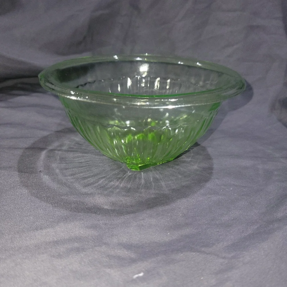 Vtg Green Vaseline Uranium Glass Turned Rim Ribbed 6 in Mixing Bowl Nesting